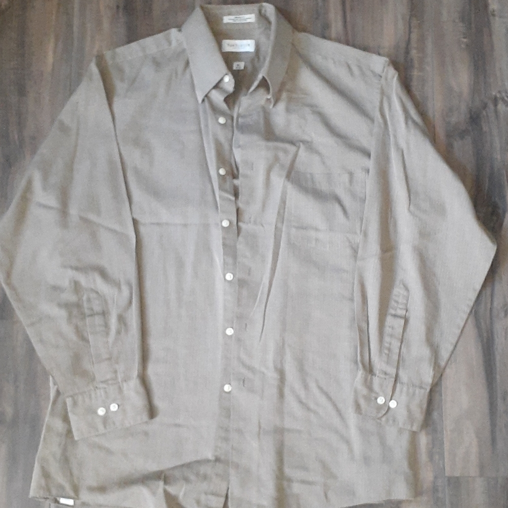 VanHeusen Men's Broadcloth Dress Shirt